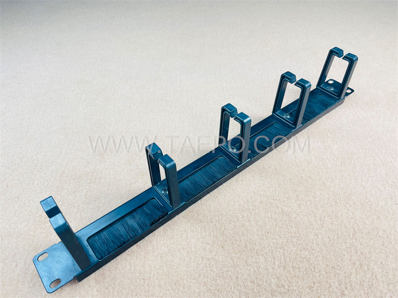 Organizador de cables metálico, 5 anillos de plástico, 1U, con cepillo