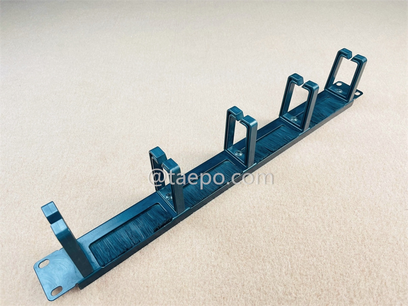Organizador de cables metálico, 5 anillos de plástico, 1U, con cepillo