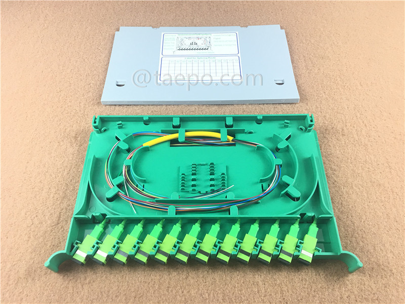 Bandeja de empalme y parcheo de fibra, bandeja única, 12 fibras, para adaptadores SC, adaptadores montados a 45 grados, plástico, 300x180x25mm, con tapa de clip