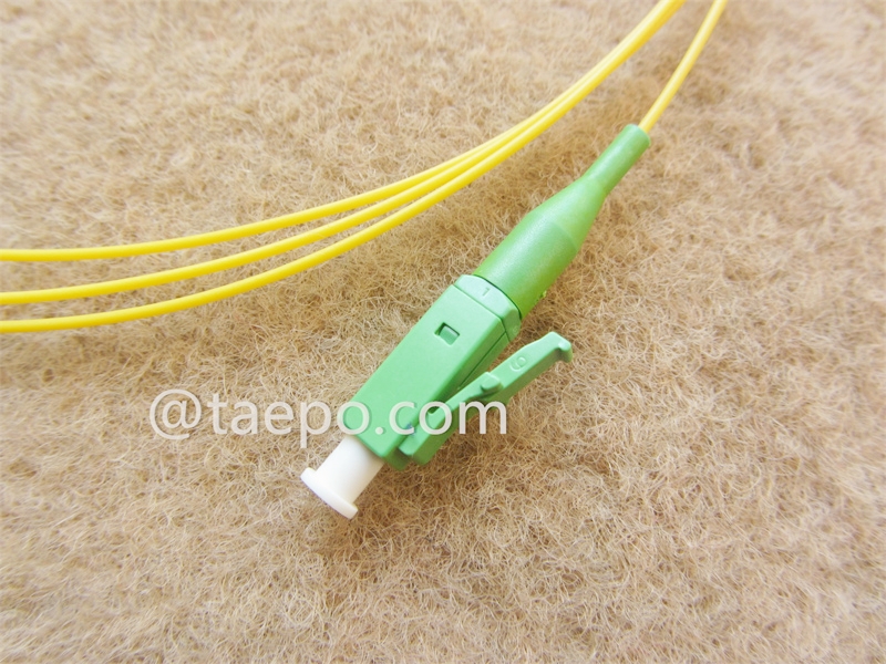 Pigtail de fibra óptica, monomodo 9/125um OS1, simplex, LC/APC, 0.9mm, 1m